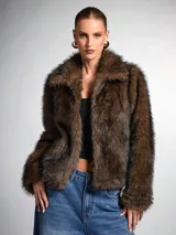 Chaqueta marrón de símil piel con cuello solapa y manga larga.