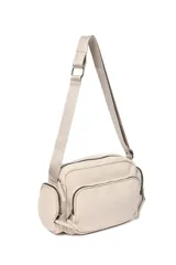 Bandolera color crudo con correa ajustable, bolsillo frontal con cierre y bolsillos laterales con cierre.