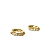 Aros de acero con baño en oro, decorados con circonitas brillantes, de aproximadamente 2 cm de diámetro.