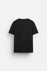 Camiseta slim fit de cuello redondo y manga corta, confeccionada en tejido de algodón con elasticidad.
