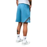 Bermuda deportiva Umbro de hombre, color azul celeste con paneles laterales en gris oscuro. Presenta cintura elástica con cordón de ajuste y logo Umbro bordado en la pierna derecha.