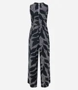 Mono largo sin mangas de viscosa twill color negro con estampado de follaje en blanco. Tiene cuello redondo, cierre con botón en la espalda y bolsillos laterales.