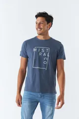Remera azul de hombre, de manga corta, con logo en goma y arte estampado.
