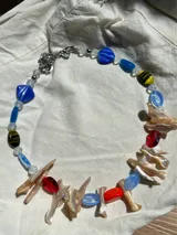 Collar corto hecho a mano con escallas de nácar, cristales checos de colores y cierre de mosquetón plateado.