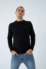 Sweater de algodón con cashmere color beige, de corte clásico, con cuello redondo a la base, puños y dobladillo acanalados y logo bordado en el pecho.