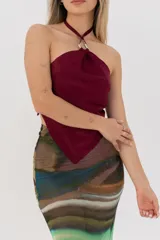 Top marrón de satén con cuello halter y espalda descubierta.