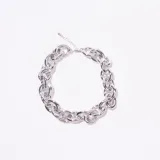 Collar tipo gargantilla de eslabones gruesos y brillantes, color plateado, con cadena de ajuste en la parte trasera.