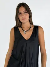 Gargantilla de piedras blancas irregulares con dije de media luna dorada.