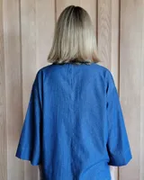 Blusón de manga 3/4 con cuello en V, color crudo.