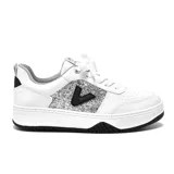 Zapatillas deportivas urbanas blancas con detalles plateados con plataforma y logo negro en el lateral.