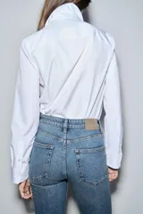 Pantalón de jean negro de tiro alto, corte skinny y cinco bolsillos.