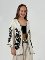 Kimono color crema de lino italiano con bordados florales negros en mangas y frente.