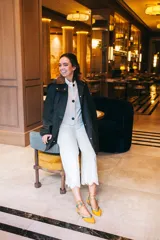 Bailarinas color naranja con detalles en celeste y glitter. Cuentan con cordones de algodón con borlas de ante, cuña interna de 1,5cm y suela de cuero. Incluyen plantilla de piel y plantilla extra de lana intercambiable.