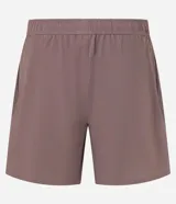Bermuda deportiva marrón confeccionada en tejido respirable de poliéster y elastano, con cintura elástica, cordón interno ajustable, bolsillos laterales y aberturas laterales.
