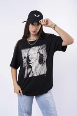 Remera oversize blanca de algodón con estampado fotográfico en blanco y negro de una mujer fumando.