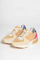 Zapatillas deportivas de gamuza color verde agua y fucsia, con detalles en naranja y suela gruesa blanca con base color caramelo.