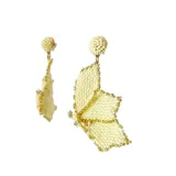 Aros colgantes con forma de flor, hechos con mostacillas color crema y detalles dorados. Se ajustan con perforación.