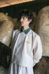 Camisa de algodón a cuadros beige y blanco con cuello tartán verde, manga larga y corte oversize boxy.