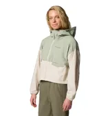 Cortaviento corto Columbia Spire Valley para mujer, color verde claro y beige. Cuenta con capucha ajustable, protector de mentón, sistema transpirable en la espalda, manga ancha, bolsillo oculto, bolsillos con cremallera para las manos, puños elásticos y dobladillo ajustable con ceñidor. Incorpora tecnología de repelencia Omni-SHIELD™.