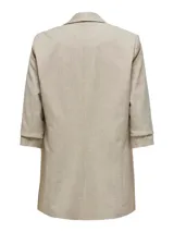 Blazer color beige de corte recto, con cuello solapa y mangas 3/4.