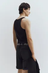 Short de denim negro de cinco bolsillos con corte ajustado en cintura, muslos y bajo, y piernas rectas.