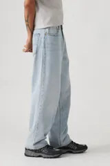 Pantalón de jean celeste, corte holgado, tiro medio, con bolsillos delanteros y traseros.