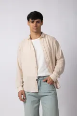 Camisa de lino color beige, de manga larga y corte holgado.