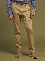 Pantalón cargo color beige, de corte clásico, con bolsillos laterales y traseros.