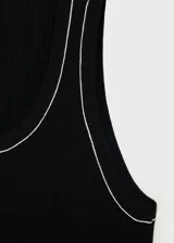 Musculosa verde oscuro de punto canalé con ribetes en contraste.