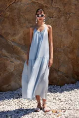 Vestido largo celeste de silueta holgada con tirantes finos y escote fruncido.