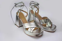 Sandalias rojas de cuero con plataforma y tiras para atar al tobillo.