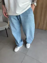 Jean celeste de corte amplio, estilo baggy.