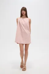 Vestido corto color salmón con rayas verticales en azul y negro, de corte suelto y tirantes finos.