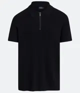 Polo de hombre color negro, de corte regular, manga corta y cuello camisero con cremallera.