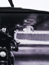 Lunchera con estampado de una moto en blanco y negro.