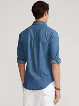 Camisa de denim celeste, corte regular, con cuello button-down, mangas largas con puños abotonados y logo bordado en el pecho.