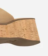Sandalia color beige con efecto gamuza, plataforma con textura de corcho y tira ancha sobre el empeine.
