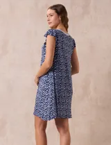 Camisón corto negro con estampado de lunares blancos, escote en V con puntilla blanca y botones.