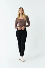 Jean skinny negro de tiro alto y largo a los tobillos, confeccionado en algodón con elastano.