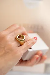 Anillo dorado de acero quirúrgico con baño de oro de 18k, de estilo minimalista.