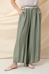 Pantalón palazzo blanco de viscosa, con cintura elastizada, cinto trenzado y bolsillos laterales.