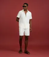 Camisa de manga corta color crema, confeccionada en viscosa con textura de rombos.