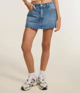 Short pollera de tiro alto confeccionado en denim azul con bolsillos delanteros y traseros. Presenta detalles deshilachados en los bolsillos.