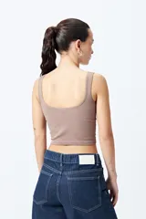 Musculosa corta negra de textura acanalada y escote cuadrado.