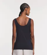 Musculosa azul marino de poliamida con escote en U y breteles anchos.