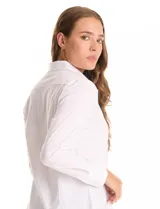 Camisa blanca de algodón, marca Zac & Rachel, con cuello solapa, abertura central con botones, manga larga con puño y botón, y ruedo redondeado.