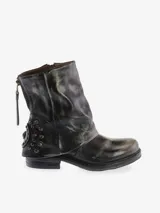Bota corta de cuero bovino, estilo motociclista o biker, con efecto desgastado en tonos negro y gris. Presenta caña arrugada y detalles de tachas redondas en la parte trasera del tobillo. Cierre con cremallera lateral.
