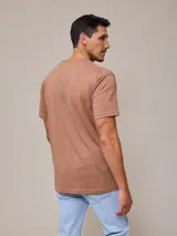 Remera azul marino de algodón con cuello redondo y logo bordado en el pecho.