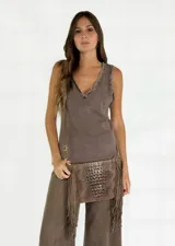 Bandolera marrón de cuero con solapa con textura símil cocodrilo y flecos.