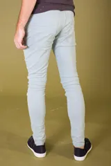 Pantalón de gabardina skinny con roturas y corte ajustado.